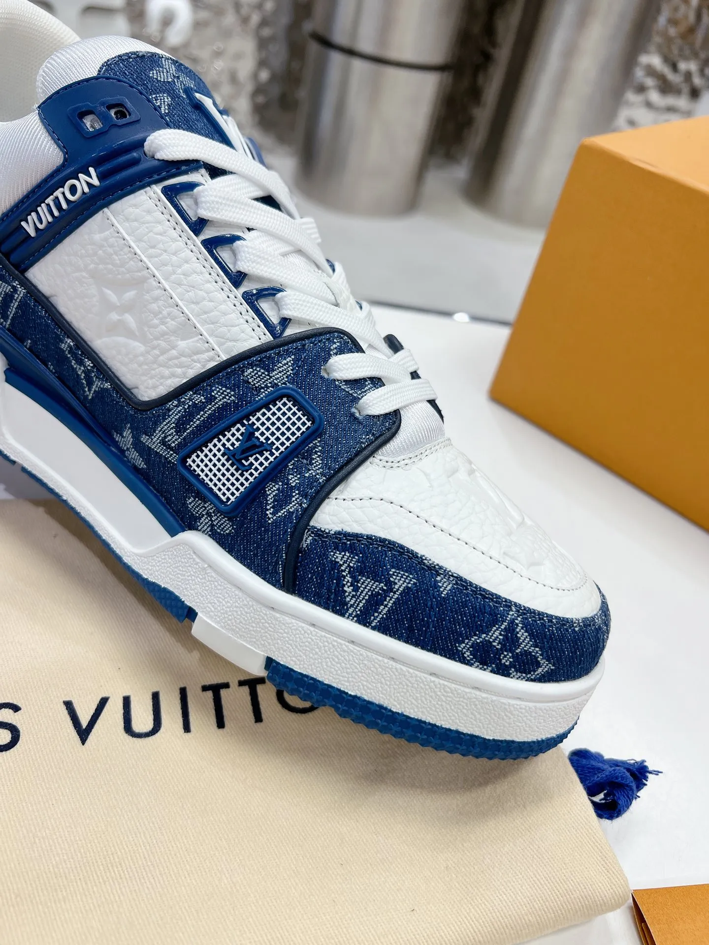 👟👟Ex-factory price 840👟👟 LV top version 2023 new model. Purchasing quality LV~Louis Vuitton Lv TRAINER's best-looking sneakers, Donkey Brand strongly recommends new products, official website limited edition retro basketball sneakers! Both high-cut and low-cut products cost money to purchase an accurate 1:1 replica of the original version. The details are invincible and full of sincerity. The imported and customized original cowhide leather is the same as the original version. The details are 100% restored. The private model customizes the original one-piece T👟👟 ex-factory price U outsole. It is different from other brands. Without the original version, this effect cannot be achieved!    Men's and women's models 35-40 39-45 (45 and 46 are customized and cannot be returned or exchanged)